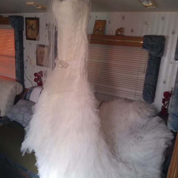 Wedding dress - Picture 2 of 8